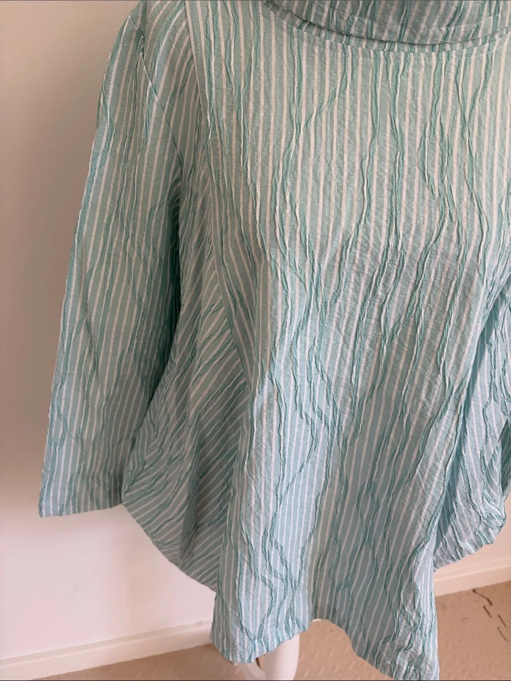 Lisa Bayne Light Blue Striped Funnel Neck Women’s Top Medium - Picture 3 of 7